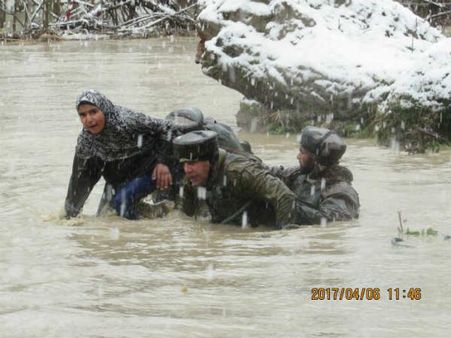 कैसे कश्‍मीर बाढ़ में पत्‍थरबाजों की जान बचाने के लिए आगे आई इंडियन आर्मी