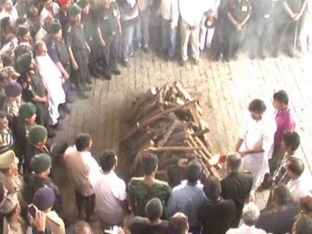 VIDEO: पंच तत्व में विलीन हुए शहीद कैप्टन आयुष यादव, चचेरे भाई ने दी मुखाग्नि