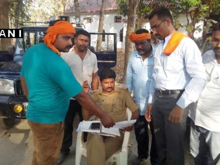 चर्च में धर्म परिवर्तन का आरोप, योगी के संगठन ने रुकवाई प्रार्थना सभा