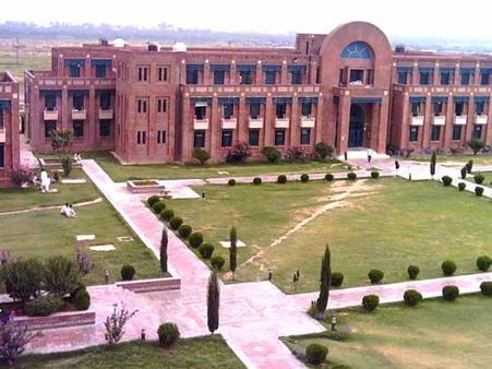 पाकिस्तान में यूनिवर्सिटी ने लड़कियों से कहा- एक दूसरे के बिस्तर पर ना बैठें, 2 फीट की हो दूरी