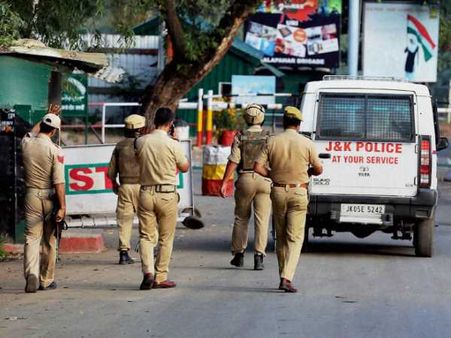 जम्मू-कश्मीर: खतरे में पुलिसवाले, सबको घर न जाने की सलाह
