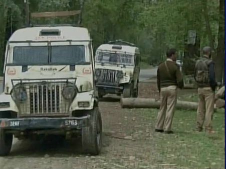 कश्मीर: आतंकियों ने पुलिस से पांच रायफलें छीनीं