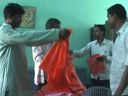 योगीराज: भगवान श्री कृष्ण की नगरी में युवाओं पर चढ़ा 'रंग दे तू मोहे गेरुआ...'