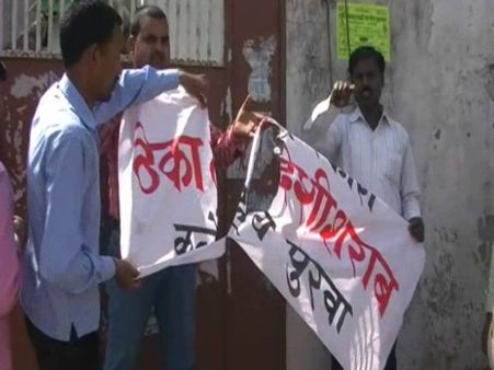 हरदोई: मोहल्ले में खुली शराब की दुकान तो लोगों ने किया जमकर विरोध, पुलिस को कराना पड़ा मामला शांत