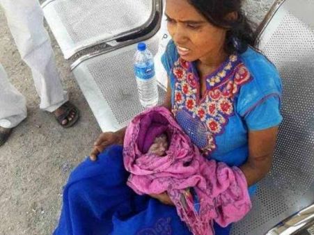 चलती ट्रेन के टॉयलेट में मां की डिलेवरी, ट्रैक पर गिरा जिंदा बच्चा