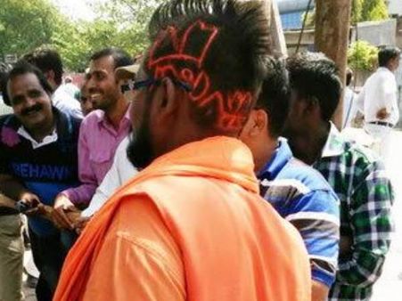 PICs: मोदी और योगी नाम का मांग में भरता है सिंदूर, ये है 'नागराज' का लेटेस्ट स्टाइल