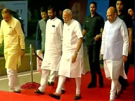 एनडीए की बैठक, 2019 में नरेंद्र मोदी को फिर से पीएम बनाने का संकल्प