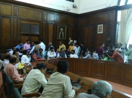 सांसद बैन मामले पर बढ़ी BJP-शिवसेना में तनातनी, संजय राउत बोले, रविंद्र गायकवाड़ कोई आतंकी हैं क्या?