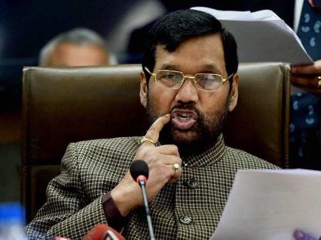 जब कोई झींगे के दो पीस खाता है तो उसे चार क्यों दिए जाएं: रामविलास पासवान
