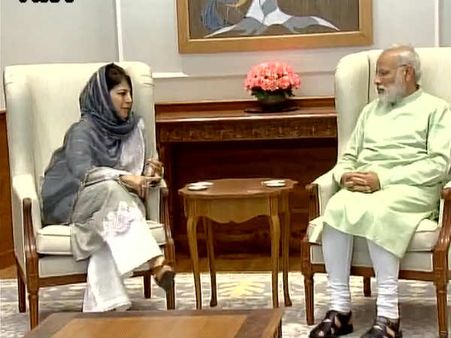 पीएम मोदी से मिलीं सीएम महबूबा, मोदी को याद दिलाई कश्‍मीर के लिए वाजपेयी की नीति