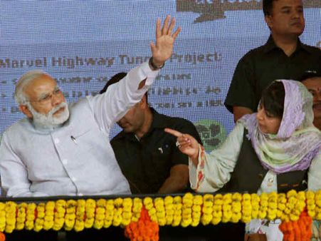 कश्‍मीर में पत्‍थरबाजी और तनाव के बीच ही आज होगी पीएम मोदी और सीएम महबूबा की मीटिंग