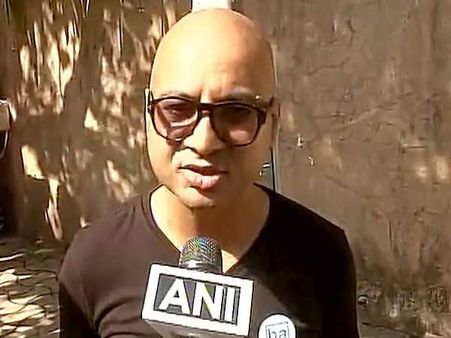 सोनू निगम को गंजा करने वाले हेयर ड्रेसर ने मांगे ईनाम के दस लाख