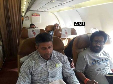बैन हटने के बाद पहली बार 'उड़े' शिवसेना सांसद रवींद्र गायकवाड़, एयर इंडिया से किया सफर