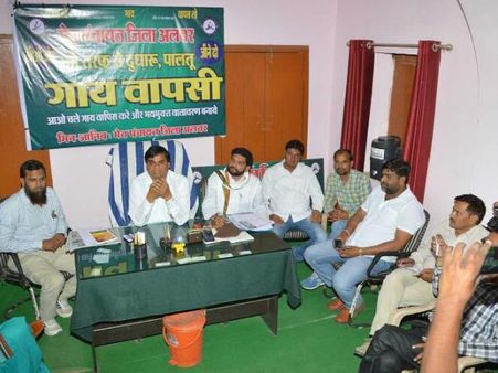 अलवर के किसानों का 'गाय वापसी अभियान', प्रशासन को लौटाएंगे गायें