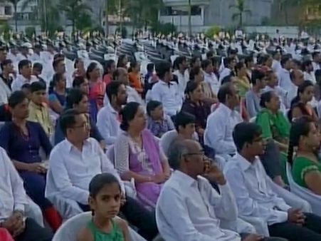 कर्मचारियों के अच्छे प्रदर्शन पर हीरा कारोबारी ने दिया ऐसा गिफ्ट, आप भी कहेंगे वाह...