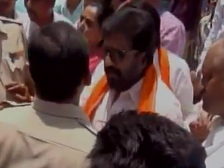 VIDEO: नए विवाद में शिवसेना सांसद रविंद्र गायकवाड़, इस बार पुलिस अधिकारी से उलझे