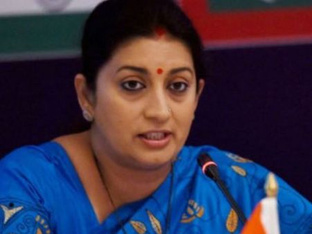 भांगड़ा देखकर लड़कों की फैन हो गई स्मृति ईरानी, लेकिन लोगों ने की खिंचाई