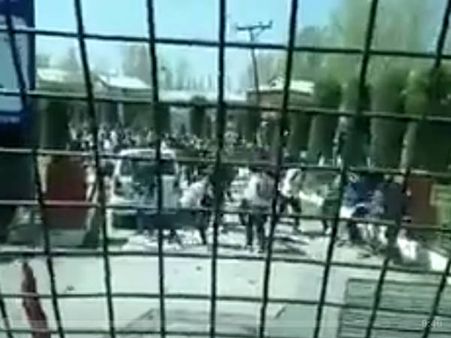 Video:कश्‍मीर में सेना की गाड़ी पर कैसे होती है पत्‍थरों की बारिश