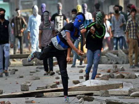 पत्‍थरबाजी के बीच सीआरपीएफ को कैसे पैलेट गन के प्रयोग से रोके- सुप्रीम कोर्ट