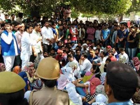 इलाहाबाद यूनिवर्सिटी में बवाल, आधी रात छात्रों ने रजिस्ट्रार के घर बोला धावा, बुलाई गई फोर्स