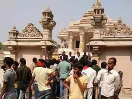 PICS: सांप्रदायिक हरकत से बिगड़ा मंदिर का माहौल, भक्तों में मची अफरा-तफरी तो बुलानी पड़ी फोर्स
