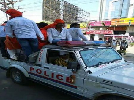 इलाहाबाद: कानून की उड़ी धज्जियां पुलिस जीप पर ही भाजपाइयों ने किया कब्जा, देखिए तस्वीरें