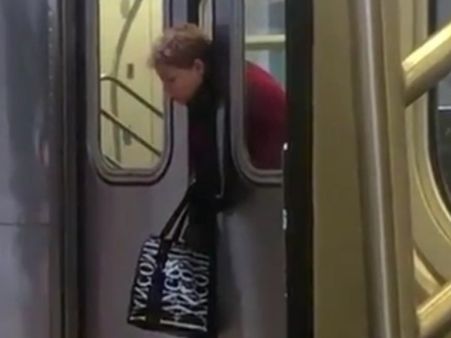 मेट्रो में फंसी महिला की गर्दन, बचाने नहीं आया कोई, देखिए चौंकाने वाला वीडियो...