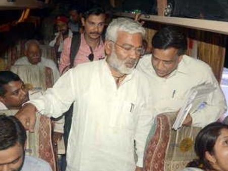 मंत्री जी से रोडवेज कर्मचारी बोला 'ये वॉल्वो है खटारा बस नहीं जो चढ़ लिए'