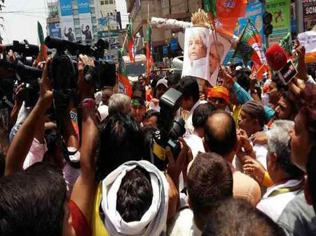 बिहार: भाजपा कार्यकर्ताओं ने लालू-नीतीश का फूंका पुतला, राजद समर्थकों को गिरफ्तार करने की मांग