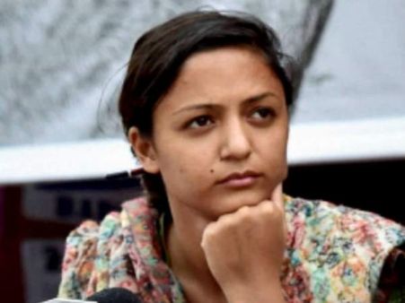 जेएनयू स्टूडेंट शहला रशीद के लिए गायक अभिजीत ने कही भद्दी बात