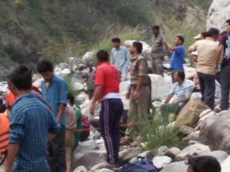 उत्तराखंड में बड़ा हादसा: उत्तरकाशी में श्रद्धालुओं से भरी बस खाई में गिरी, 22 शव बरामद