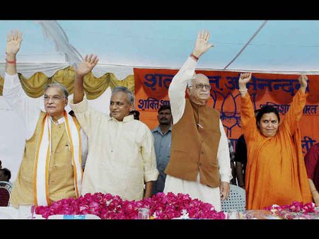 बाबरी केस: यूपी: आडवाणी से मिलने के लिए सीएम आदित्यनाथ VVIP गेस्ट हाउस पहुंचे