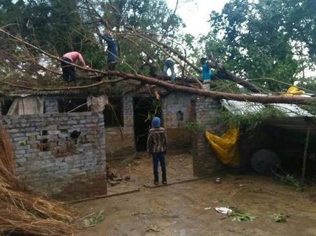 तस्वीरें: यूपी के कई शहरों में तूफान ने मचाई भारी तबाही, महिला-बच्चे समेत 7 की मौत