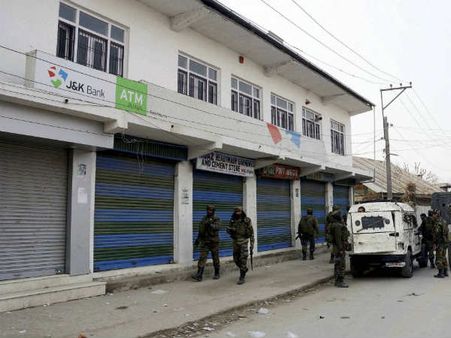 पुलवामा में आतंकियों ने लूटा बैंक, तीन दिन में तीसरे बैंक पर आतंकियों ने बोला धावा