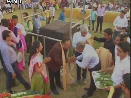 मोदी समर्थक ने सूरत में 10 हजार बच्चियों में बांट दिए 200 करोड़ रुपए