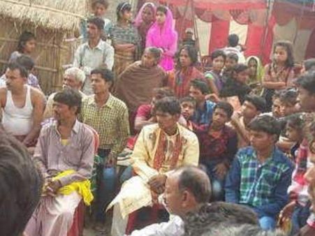 पहले लगा दिलफेंक है दूल्हा! फिर पता चला साली का हाथ पकड़ने वाला दूल्हा तो अंधा है