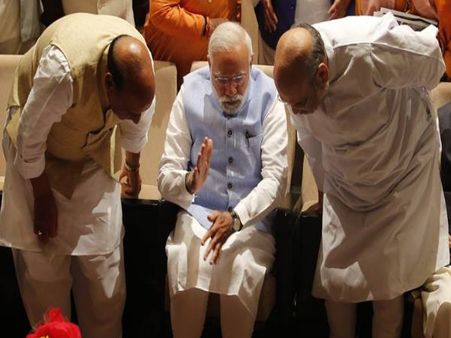 सीमा पर संघर्ष, राज्यों में रार, जश्न में सरकार!