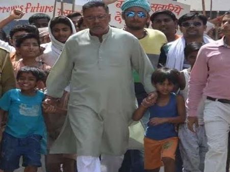 इतनी भीड़ लेकर बच्चों के लिए सड़क पर उतरे बोमन ईरानी, देखिए VIDEO