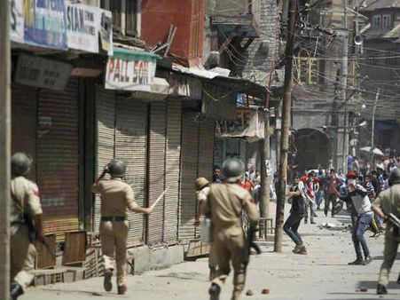 घाटी के पत्‍थरबाजों से निबटने के लिए CPRF को दी जा रही स्‍पेशल ट्रेनिंग