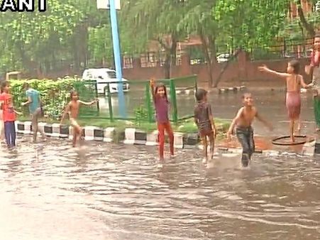 दिल्ली में हुई बारिश ने मौसम को बनाया खुशगवार