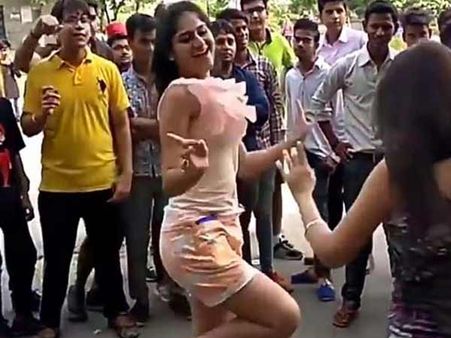 अचानक बीच सड़क ही झूमने लगीं लड़कियां, लेकिन क्यों?