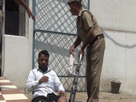 नौकरी के नाम पर बदमाशों ने काट दी टांग तो पुलिस लगवा रही है दौड़, देखिए VIDEO