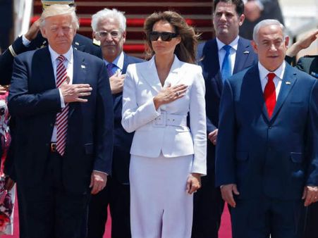 Video: जब डोनाल्‍ड ट्रंप ने की पत्‍नी मेलानिया का हाथ पकड़ने की कोशिश तो मेलानिया ने क्‍या किया