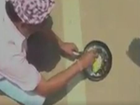 गर्मी ऐसी कि इस शख्स ने बिना आग के सड़क पर ही बना दिया ऑमलेट, देखिए वीडियो...