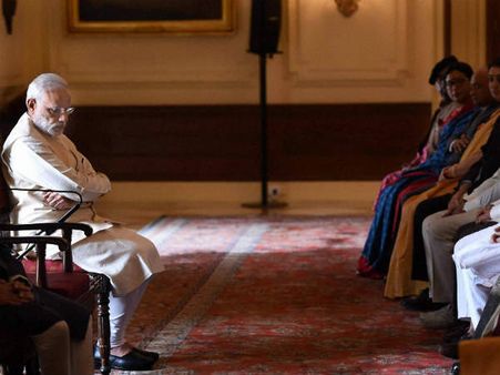 शहीद हेमराज की मां का पीएम मोदी से सवाल, कब ला रहे हैं पाकिस्‍तान से 10 सिर?