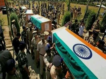बेटा हो गया देश के लिए शहीद, माता-पिता का चेक दबाकर बैठ गए डीएम साहब