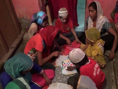 VIDEO: इस हिंदू लड़की से कुरान पढ़ने के लिए लगती है मुस्लिम बच्चों की भीड़