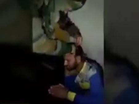 कश्‍मीर से आया नया वीडियो, आतंकियों ने पुलिसकर्मियों का सिर मुड़वाया