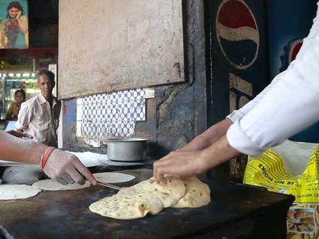 रोज 300 लोगों को फ्री खाना खिलाते हैं मकबूल चायवाले, वजह जान रह जाएंगे हैरान