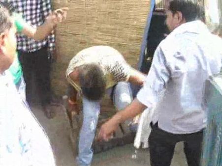 VIDEO: ना मारो, ना मारो...कहकर रोमियो को मारा जी भर के